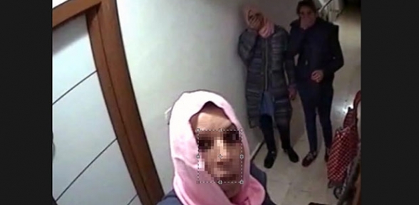 Hırsızlık için geldikleri kapı içeriden açılınca