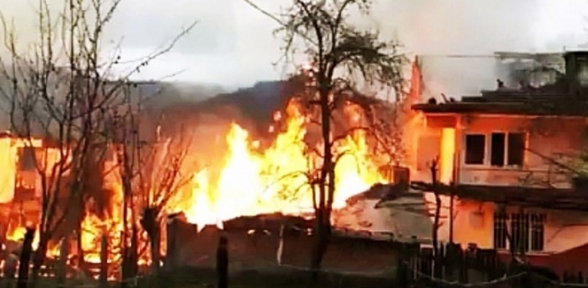 İki Ev Böyle Yandı 