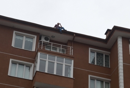 İntihar için çatıya çıktı kurtarın diye itfaiyeyi aradı