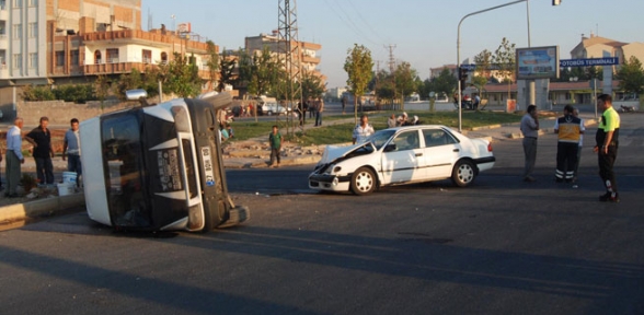 İşçileri taşıyan minibüs ile otomobil çarpıştı
