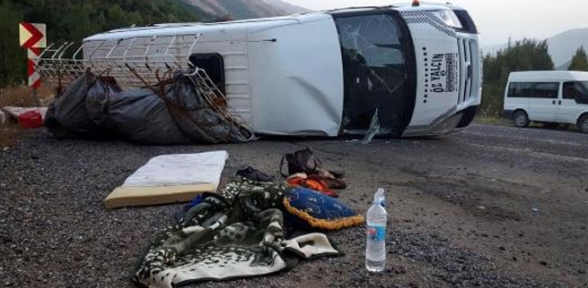 İşçileri taşıyan minibüsler çarpıştı