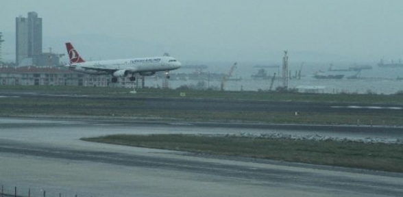 İstanbul da etkili olan lodos hava trafiğinde de aksamalara neden oluyor