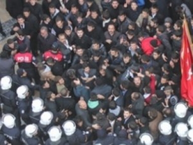 İstanbul Valiliği 8 i polis 30 yaralı