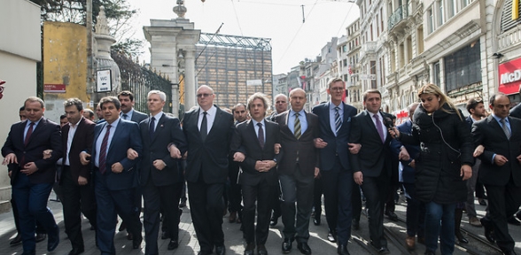 İstanbulda Başkonsoloslar Teröre Karşı Kol Kola Yürüdü