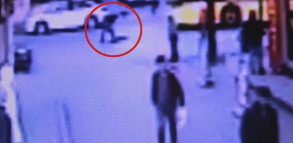 İstanbulda dehşet Rögar kapağını açıp kanalizasyona atladı