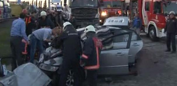 İstanbulda feci kaza 2 ölü 3 yaralı