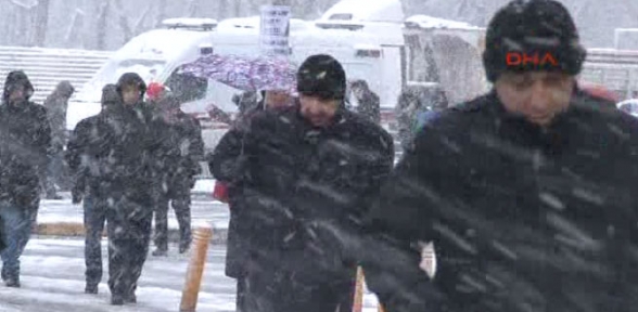 İstanbulda kar yağışı etkili oluyor