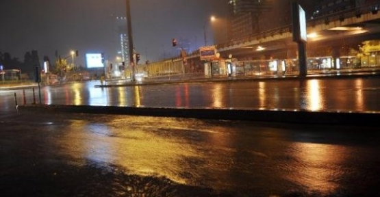 İSTANBULDA YAĞMUR ETKİLİ OLDU