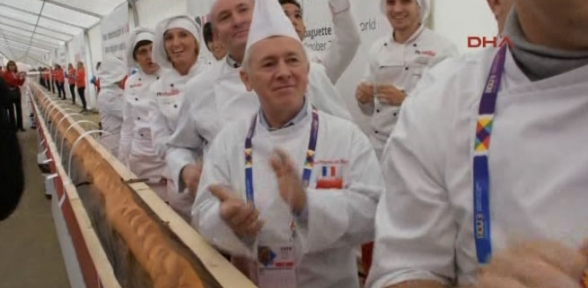 İşte dünyanın en uzun baget ekmeği. 122 metre