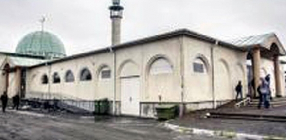İsveçte camiye çirkin saldırı