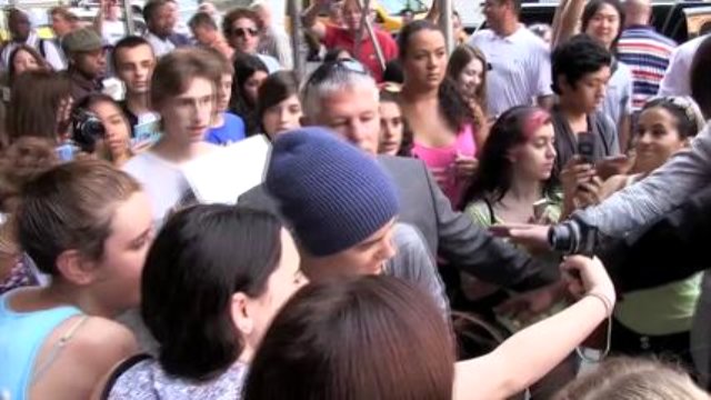Justin Bieber Eski Bir Playboy Modeliyle Samimi Halde ...