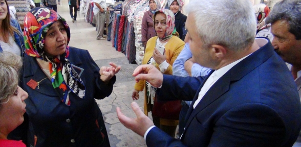 Kadın seçmeni Kelime-i Tevhid ile ikna etti