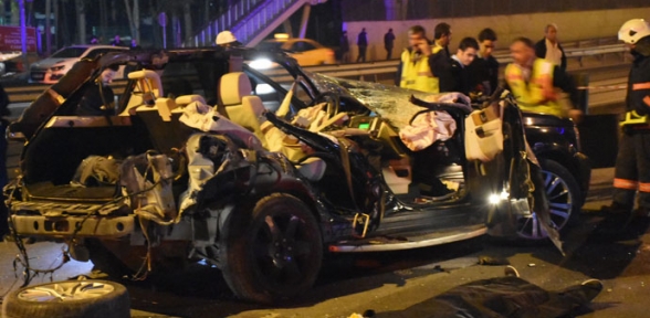 Kamyona çarpıp metrobüs yoluna girdi. 1 ölü 2 yaralı