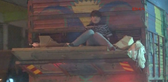 Kamyonetin Kasa Kapağında Böyle Seyahat Etti 