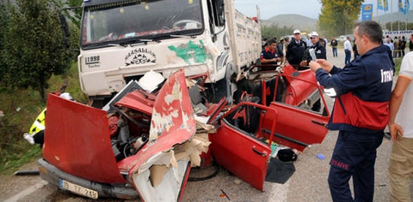 Kamyonla otomobil çarpıştı. 2 ölü 1 yaralı