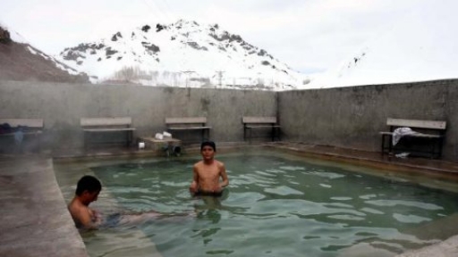 Kar içinde kaplıca keyfi