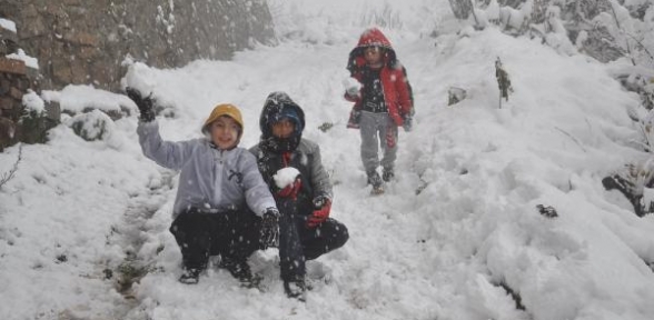 Kar yağışı okulları tatil ettirdi