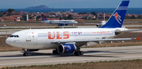 Kargo uçağı büyük tehlike atlattı