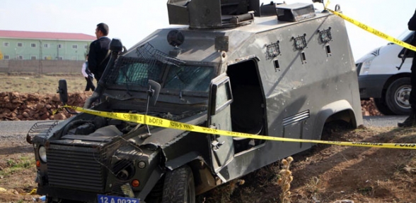 Karlıova da polis aracı devrildi. 1 şehit 2 yaralı