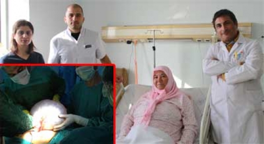 Karnındaki 10 kiloluk kitleyle evde ölümü bekliyor