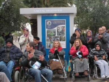 Kartal Belediyesi 3 Aralık Dünya Engelliler Gününde bedensel engelliler için akülü araç şarj dolum istasyonu kurdu.