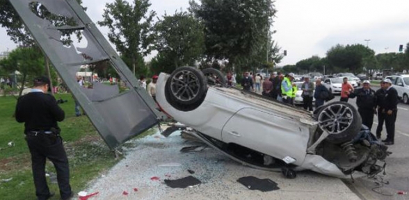 Kartal da otomobil durağa daldı. 3 yaralı