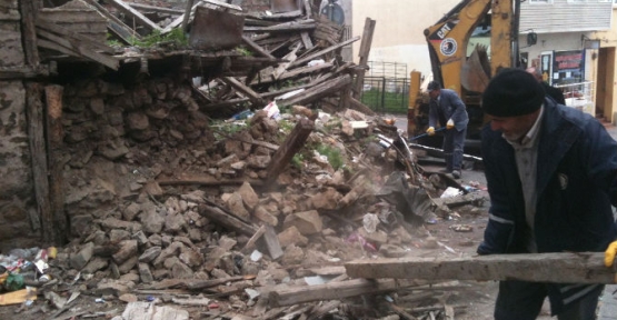 Kartal Harmanlık sokaktaki tarihi bina yıkıldı