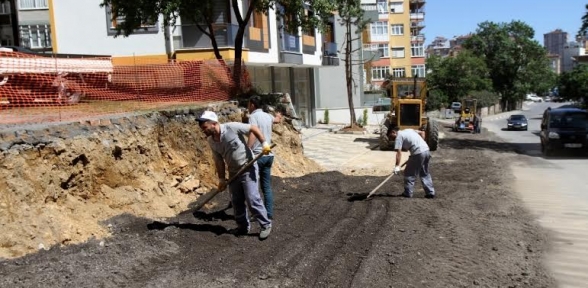 KARTALDA YOLLAR AĞAÇLAR KESİLMEDEN GENİŞLETİLİYOR