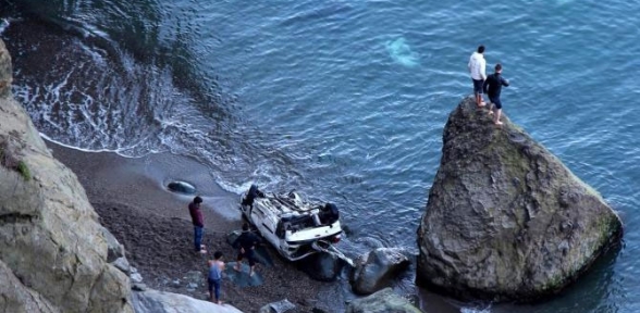 Kayıp gençlerin cesedi uçurumun dibinde bulundu