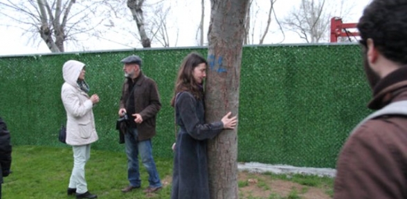 Kesilmesin Diye Ağaca Sarıldı