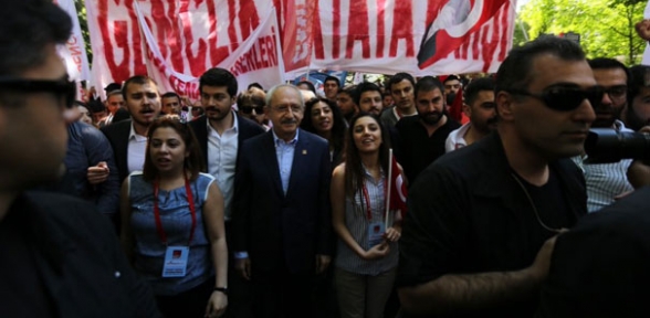 Kılıçdaroğlu CHPli gençlerle birlikte Anıtkabire yürüyor