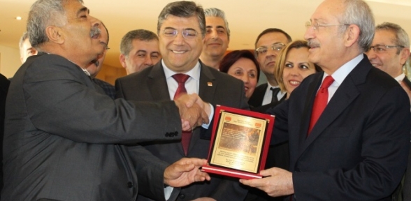 Kılıçdaroğlu kendisini protesto edenlerle görüştü