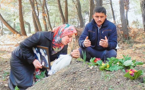 Kızını öldüren magandanın aldığı cezayı mezarının başında okudu