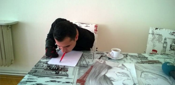 Kolları olmayan ressamın hayat azmi