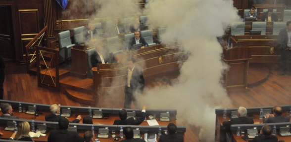 Kosova Meclisi nde akıllara durgunluk veren olay