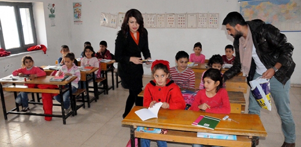 Köy okullarına kolilerle mutluluk dağıtıyor