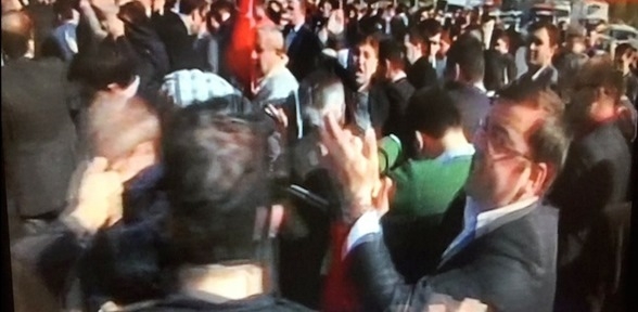 Koza İpek Holding önünde biber gazlı müdahale