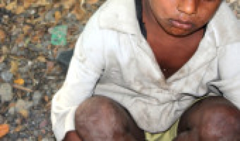 Küçük Çocuk Mendil Satmadığı İçin İşkence Gördü