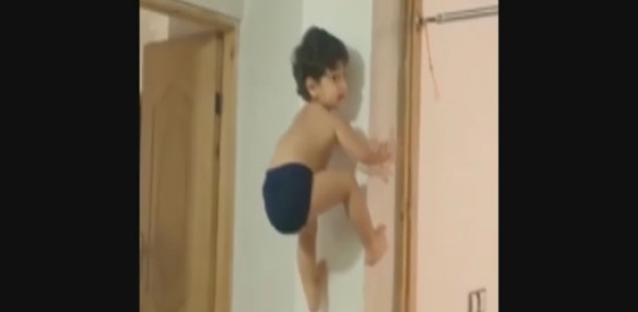 Küçük çocuktan akrobatik hareketler