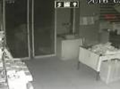 Küçük Hırsızın Kapıyla Mücadelesi 