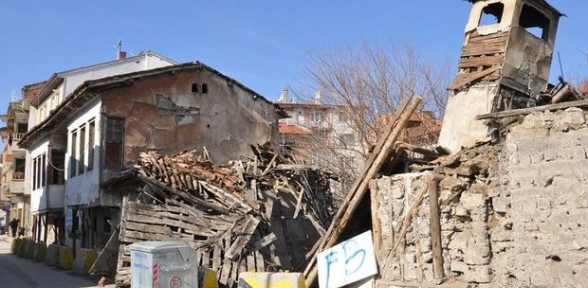 Kullanılmayan 2 boş bina gece yarısı çöktü