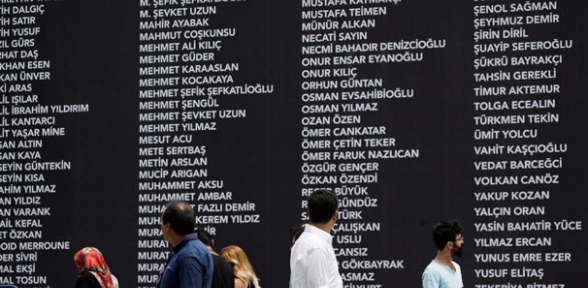 Kurbanların isimleri Taksim Meydanında