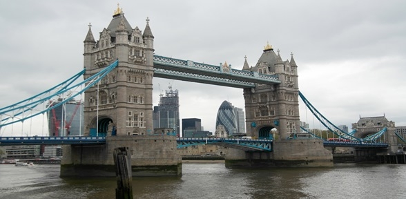 Londra da şüpheli paket alarmı