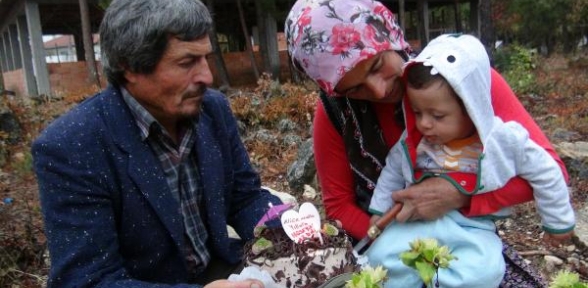 Madenci çocuğu mezar başında doğum günü kutladı