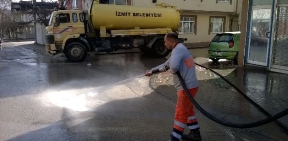 Mahalleler Tazyikli Suyla Yıkanıyor