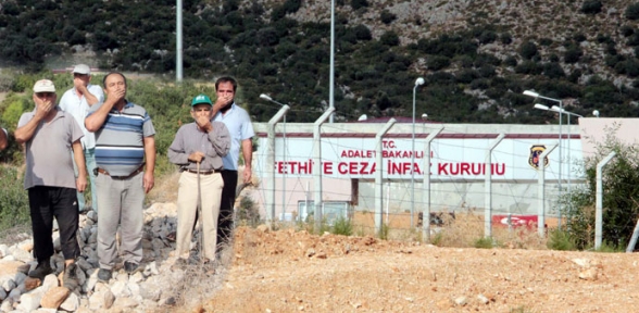 Mahkumlar içerde mahalleli dışarda ceza çekiyor