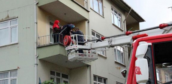 Mahsur kalanları itfaiye kurtardı