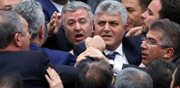 Meclis karıştı Dinleyicilerden küfür salonda kavga