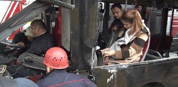 Metrobüs ile otomobil çarpıştı. 5 yaralı