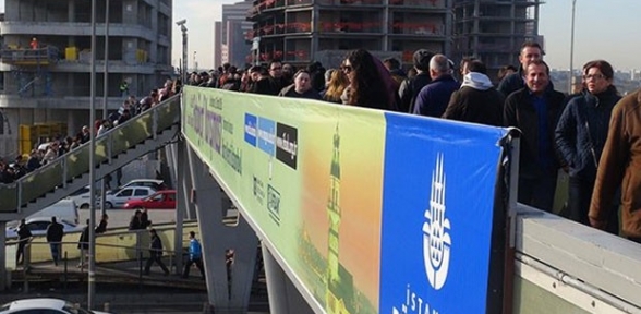 Metrobüs yoğunluğu üst geçidi kilitledi